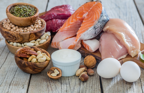 La ingesta de proteína estimula la síntesis proteica del músculo y disminuye su degradación, pero la cantidad de proteína que comemos diariamente debe alcanzar unos mínimos.