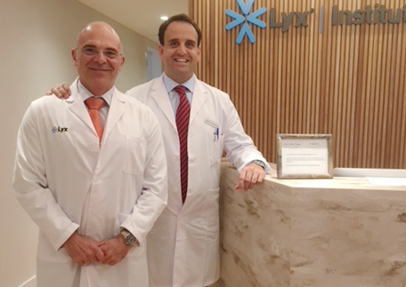 El Dr. Ángel Durántez junto con el Dr. Juan Ignacio Martínez Salamanca, Director del Instituto de Urología Lyx.
