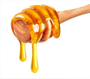 Una cucharada de miel (30 gr) contiene 24 g de azúcares (6 terrones)r