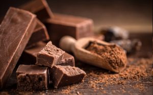 La teobromina está relacionada con la cafeína y es responsable de los efectos estimulantes del chocolate.