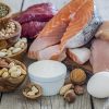 La ingesta de proteína estimula la síntesis proteica del músculo y disminuye su degradación, pero la cantidad de proteína que comemos diariamente debe alcanzar unos mínimos.