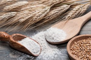 Cereales como el trigo, la cebada y el centeno, contienen esta proteína, el gluten, que es precisamente la responsable de conferir elasticidad y consistencia a las harinas de estos cereales