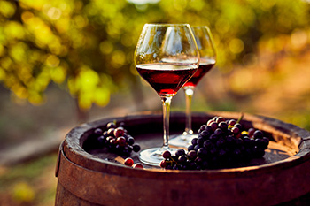 La polémica del alcohol: ¿realmente es buena esa copa de vino?